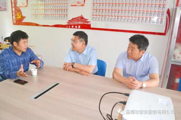 聽取社區(qū)工作人員對社區(qū)基本情況和群眾反映的意見、需求的介紹.jpg
